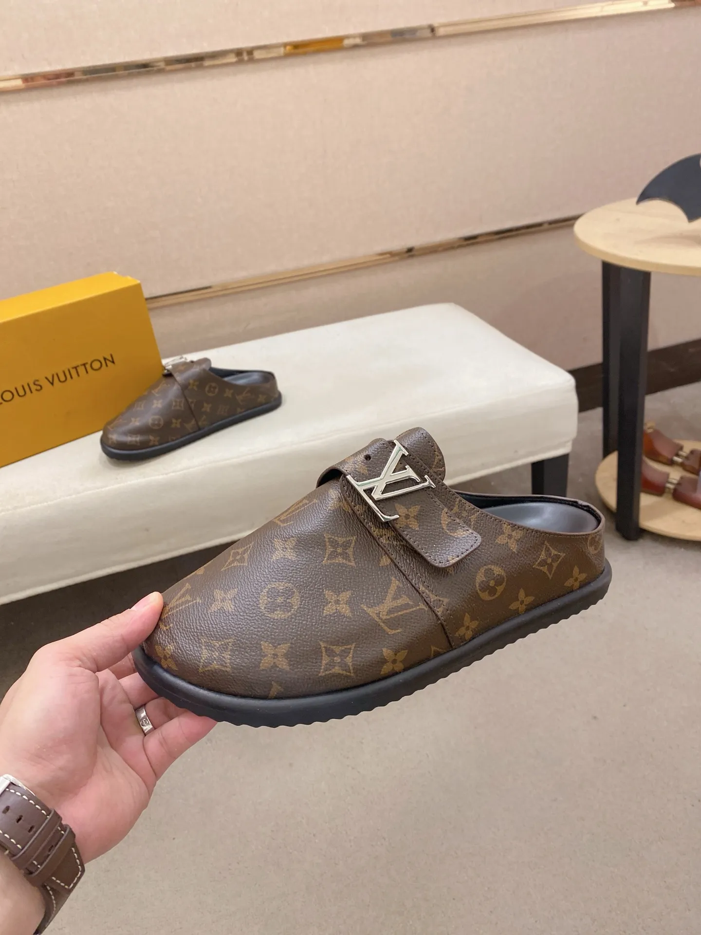 Men's shoes 💰: 360💰Made by LV🔍Top purchasing agents, men's spring and summer slippers are synchronized in the counters. The uppers are made of imported materials from Italy with logo graphics and high-quality craftsmanship. The soles: original soles specially provided by the original factory. The exclusive movable molded soles are super comfortable. Original goods follow the order, 🔍🔍high quality, you can enter and exit the counter at will. Welcome to compare, code number 38-44.